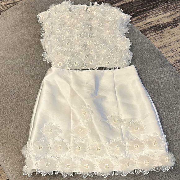 Elliatt 2-piece ivory set perfect for Bride pre or post wedding! - Picture 1 of 12